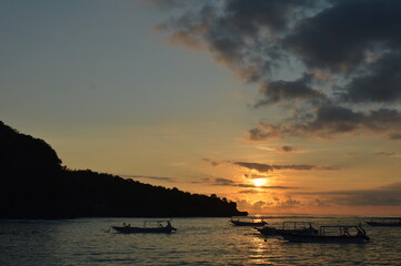 Obraz premium amazing sunset with boat in bali island