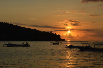 Fototapeta na wymiar amazing sunset with boat in bali island