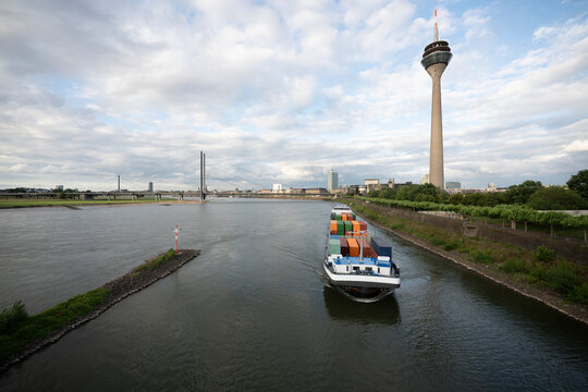 Containerschiff auf dem Rhein bei D&uuml;sseldorf