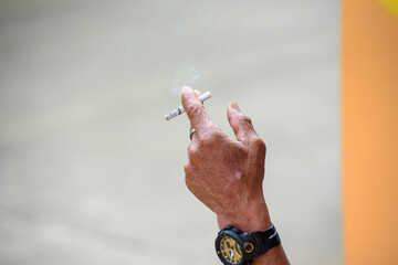 mano con cigarrillo