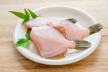 頭を落として皮を剥いだカワハギ