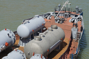 Transportation of technological apparatus for an oil refinery, on board the ship site