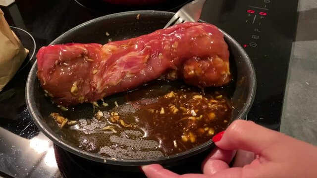 Filet mignon en cuisson dans une po&ecirc;le 