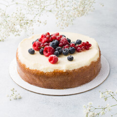 Cheesecake with fresh strawberries.