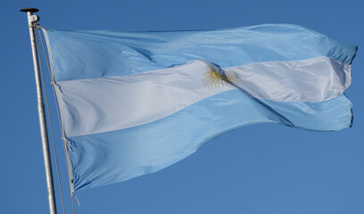 mástil con bandera izada de la república argentina
