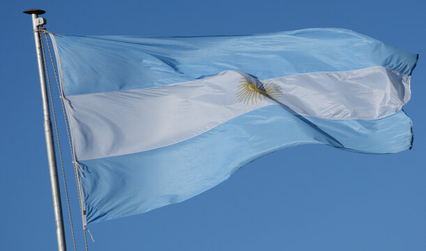 m&aacute;stil con bandera izada de la rep&uacute;blica argentina