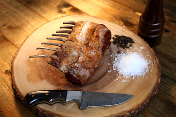 Costela de cordeiro ou French Rack. Grelhada na churrasqueira