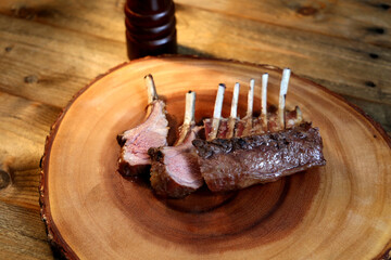 Costela de cordeiro ou French Rack. Grelhada na churrasqueira