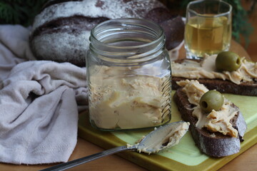 Brunost cheese with black bread and olives