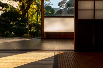 縁側とガラス障子と畳と庭