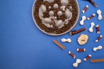 Dog bowl for slow feed eating. Specially designed bowl for the dogs, that eat too fast. dog feed in bowl with treats