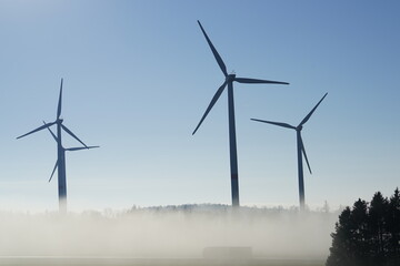 Windräder im Nebel