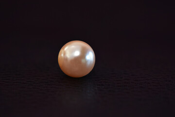 pearl A luxurious jewelry made of gold pearl	