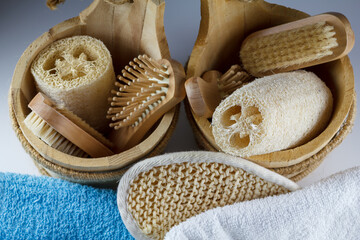 Body und Wellness Equipment blaues und weißes Handtuch mit Bürsten und Schwamm