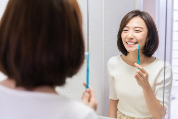 女性　歯磨き