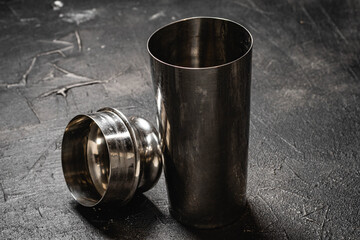 coctelera de acero sobre base gris de concreto para coctail cordoba argentina