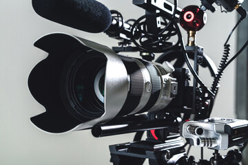 Objektiv mit einer Kamera, Mikrofonmit Rig für Videoset
