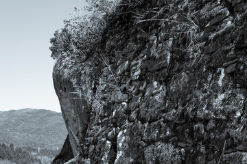 巨岩と岩肌が見える風景

