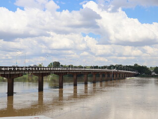 Fototapeta na wymiar Bridge over the river on a cloudy day