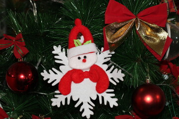 Enfeites de papai noel em cima de árvore de natal.