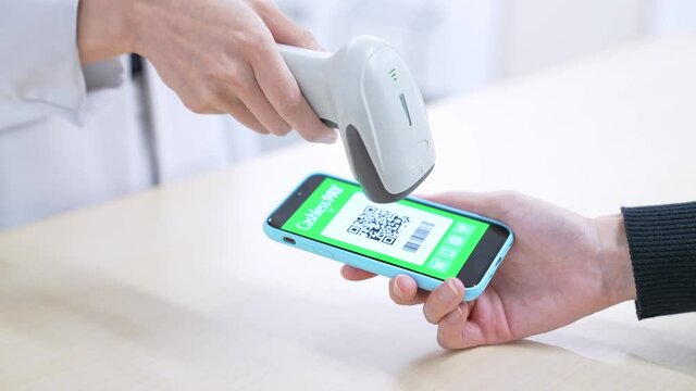 キャッシュレス決済　スマホ決済　QRコード決済　スローモーション