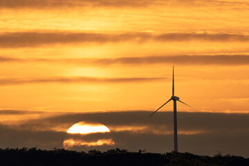 夕日と風力発電