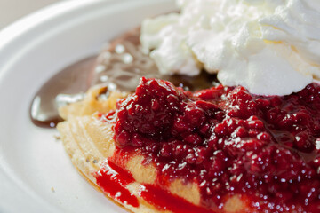 Waffle de mora con agrazz arequipe y chocolate acompaña helado de vanilla y crema de chantilli