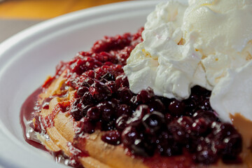 Waffle de mora con agrazz arequipe y chocolate acompaña helado de vanilla y crema de chantilli