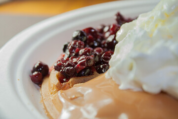 Waffle de mora con agrazz arequipe y chocolate acompaña helado de vanilla y crema de chantilli