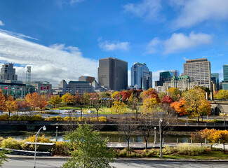 Obraz premium City scape on a sunny, fall day