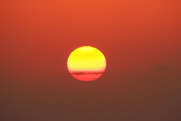 ドラマティックな海岸の夕陽と波