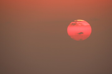 ドラマティックな海岸の夕陽と波