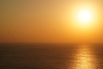 Fototapeta premium ドラマティックな海岸の夕陽と波