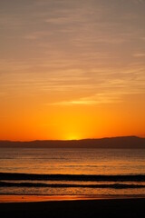 ドラマティックな海岸の夕陽と波