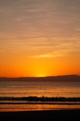 ドラマティックな海岸の夕陽と波