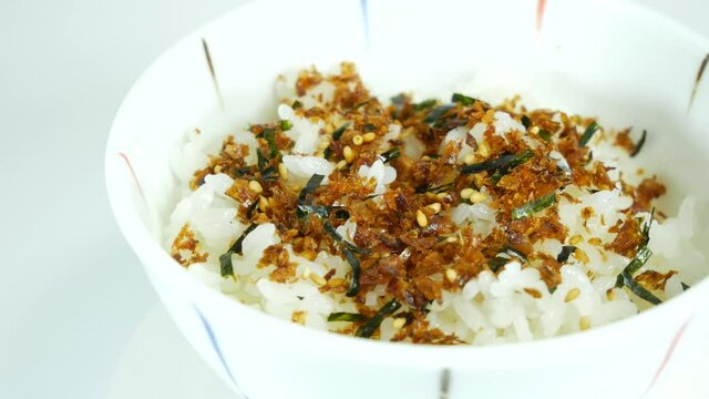 かつおふりかけをかけたご飯
