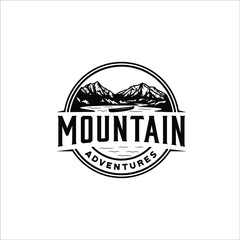 Obraz premium Mountain lake adventures with canoeing