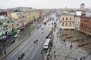 Obraz premium Saint-Petersburg, Russia - November, 2020 Panoramic view from the roof on Ligovsky Prospekt with traffic and Moskovsky train station. One of the main landscapes of Saint-Petersburg. The historical