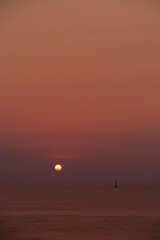 佐渡島の浜辺からの日本海に沈む夕日の景色