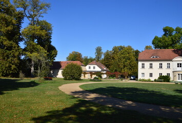 Fototapeta na wymiar Schloss und Park Sacrow am Fluss Havel, Potsdam, Brandenburg
