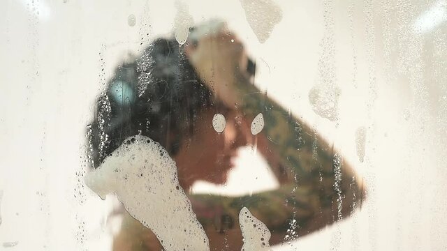 RAGAZZA CON SCHIUMA IN DOCCIA