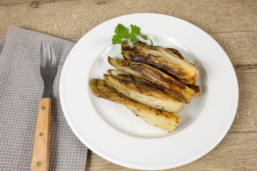 plusieurs endives braisées dans une assiette