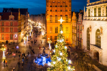 Fototapeta na wymiar Christmas tree and decorations in the old town of Gdansk at dusk, Poland