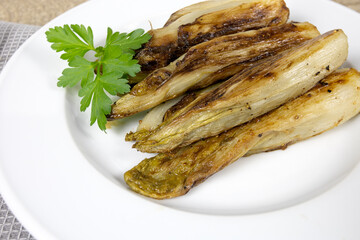 plusieurs endives braisées dans une assiette