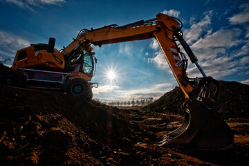 Bagger im Gegenlicht mit Sonnenstern