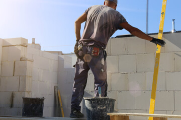 Bauarbeiter (Maurer) auf der Baustelle