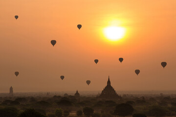 Obraz premium amanecer con globos volando sobre pagodas