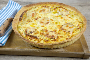 tarte au fromage de chèvre sur une planche à découper