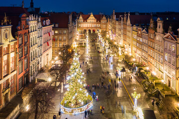 Christmas tree and decorations in the old town of Gdansk at dusk, Poland - obrazy, fototapety, plakaty