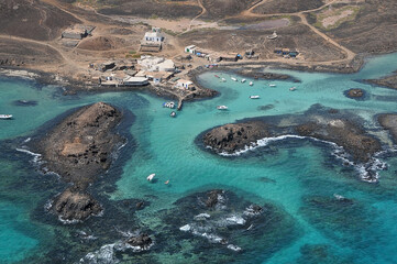 Foto aérea de la isla de Lobos y caleta de Rasca en Canarias, España